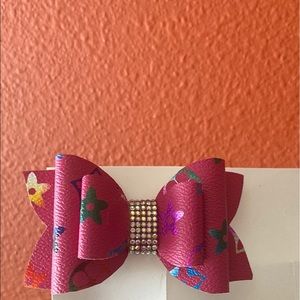 2 pink bows